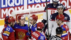 Hokejisté Ruska oslavují gól vstřelený Slovákům.