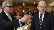 Prezident Hospodáské komory R Vladimír Dlouhý (vlevo) a premiér Bohuslav...