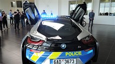 éf dopravní policie Tomá Lerch pevzal od zástupc znaky nový supersportovní vz BMW i8 v barvách policie (10. kvtna 2017)