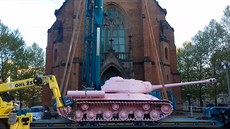 U erveného kostela instalovali erného rový tank