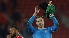 KAPITÁN D�KUJE FANOU�K�M. Petr �ech po vít�zství Arsenalu na h�i�ti Sunderlandu.