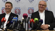 Místopředsedové fotbalové asociace Roman Berbr (vlevo) a Zdeněk Zlámal.
