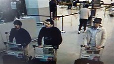 Tři ze strůjců útoku na bruselské letiště v březnu 2016 na záběru bezpečnostní...