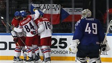 ČESKÁ RADOST. Čeští hokejisté se radují z gólu do sítě Francie.
