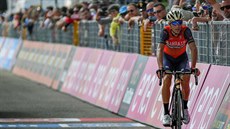 NIC MOC. Vincenzo Nibali dojídí do cíle deváté etap na pátém míst. Na...