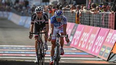 Thibaut Pinot pijídí na vrchol Blockhausu na druhém míst spolu s tetím...