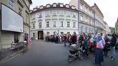 Několik desítek lidí se sešlo, aby protestovalo proti norské sociální službě...