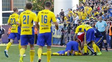 Fotbalisté Zlína slaví gól ve finále národního poháru proti Opav.