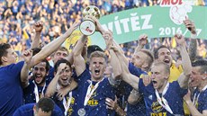 S TROFEJÍ. Fotbalisté Zlína slaví triumf v domácím poháru.