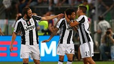 Dani Alves, Gonzalo Higuain a Paulo Dybala slaví gól Juventusu ve finále...