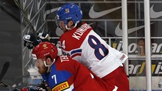 Ruský hokejista Ivan Tlegin (vlevo) a ech Tomá Kundrátek bojují u mantinelu...