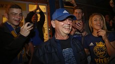 Trenér zlínských fotbalist� Bohumil Páník si u�ívá oslavy triumfu v domácím...