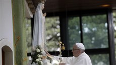 Ne, nikdo tam nehodil dýmovnici. Kardinál a var�avský arcibiskup Kazimierz Nycz b�hem m�e vyku�uje velmi aktivn�.