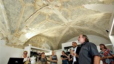 Vzácná freska z doby Rudolfa II. se na�la na strop� obchodu na nám�stí...