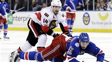 Mika Zibanejad z New York Rangers padá po souboji s Alexem Burrowsem z Ottawy.