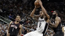 Kawhi Leonard ze San Antonia útoí na ko Houstonu.