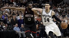 Danny Green (vpravo) ze San Antonia uniká James Hardenovi z Houstonu.