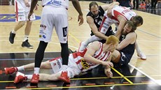 Díntí basketbalisté Jakub Houka (15) a Robert Landa se petlaují o mí s...