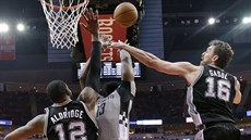 LaMarcus Aldridge (vlevo) a Pau Gasol ze San Antonia zastavují Jamese Hardena z...