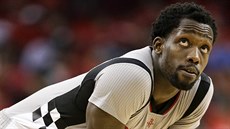 Patrick Beverley z Houstonu neme uvit skóre zápasu se San Antoniem.