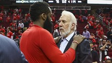 James Harden z Houstonu blahopeje k postupu Greggu Popovichovi, trenéru San...