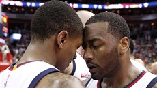 Washingtontí tahouni Bradley Beal (vlevo) a John Wall slaví výhru nad Bostonem.