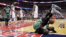 Jae Crowder (vpravo) z Bostonu padá bhem stetnuté s Washingtonem.