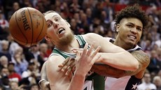 Kelly Olynyk (vlevo) z Bostonu bojuje se svým jmenovcem Kellym Oubrem z...