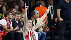 Dimitris Agravanis z Olympiakosu Pireus oslavuje svou trojku v semifinále...