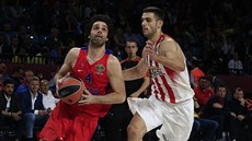 Milo� Teodosi� (vlevo) z CSKA Moskva unikl Jannisi Papapetruovi z Olympiakosu...
