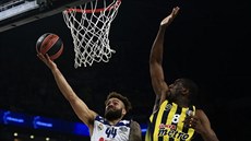 Jeffery Taylor (vlevo) z Realu Madrid zakonuje pes Ekpeho Udoha z Fenerbahce.