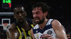 Sergio Llull (vpravo) z Realu Madrid se tlaí ped Ekpeho Udoha z Fenerbahce.