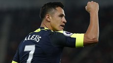 Alexis Sánchez z Arsenalu slaví branku do sítě Southamptonu.