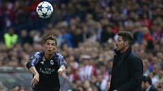 Cristiano Ronaldo vhazuje, trenér Atlétika Diego Simeone pihlíí.