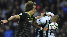 Útoník West Bromwiche Salomon Rondon obchází stopera Chelsea Davida Luize.