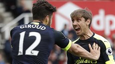 GÓL! Nacho Monreal oslavuje spolu se stelcem Olivierem Giroudem jeho branku do...