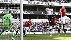 GÓLOVÁ HLAVIKA. Tottenhamský záloník Victor Wanyama otevírá hlavou skóre...