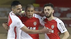 Fotbalisté Monaka se radují z gólu během utkání proti Lille.