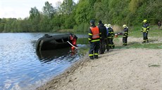 Policisté vytahovali ze dna rybníka v lokalit Kozí Becírek automobily.