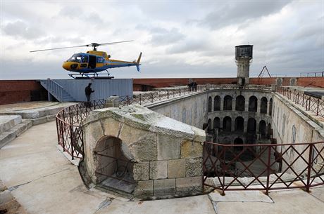 Pevnost Boyard je pstupn pouze lod nebo vrtulnkem.