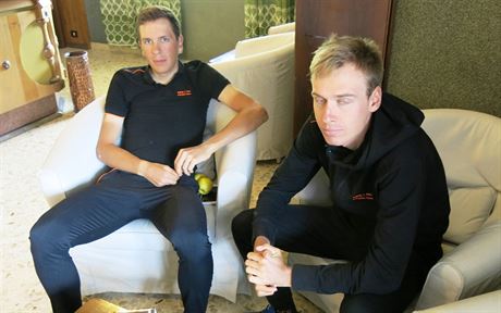 et cyklist Michal Schlegel (vlevo) a Jan Hirt pi odpoinku v hotelu bhem...