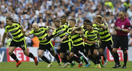 Fotbalisté  Huddersfieldu se radují z postupu do nejvyí anglické soute.