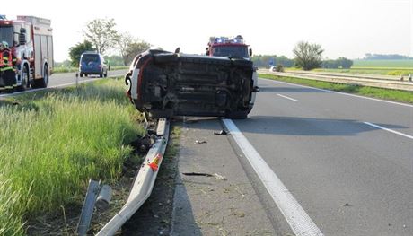 Na silnici mezi Olomoucí a Litovlí se pi pejídní stetla dv auta. Jedno z...