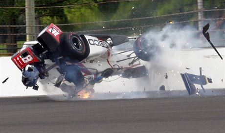 Sebastien Bourdais ml v kvalifikaci na Indianapolis 500 tkou nehodu.