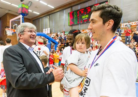 Miroslav Jansta (vlevo) gratuluje coby pedseda eské basketbalové federace...