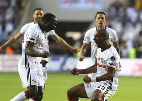 Fotbalisté Besiktase oslavují gól Ryana Babela proti Gaziantepsporu.