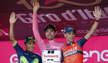 Tom Dumoulin (uprosted) slaví triumf na 100. roníku Gira, vlevo je druhý...