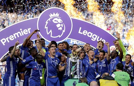 AMPIONI. Chelsea po posledním utkání Premier League pevzala mistrovský pohár.