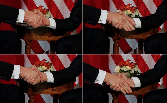 Fotograife zachycující podání ruky mezi Donaldem Trumpem (vlevo) a  Emmanuelem...
