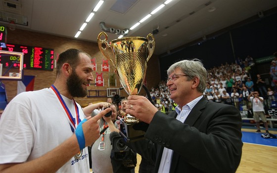 Kapitán dínských basketbalist Jakub Houka pebírá pohár za druhé místo od...